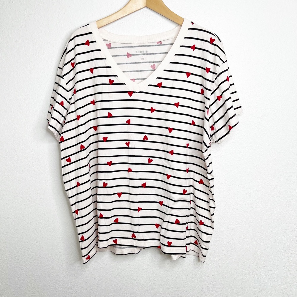 Torrid Womens Plus Size 2X Relaxed Fit V-Neck Heart Stripe Cotton T-Shirt White